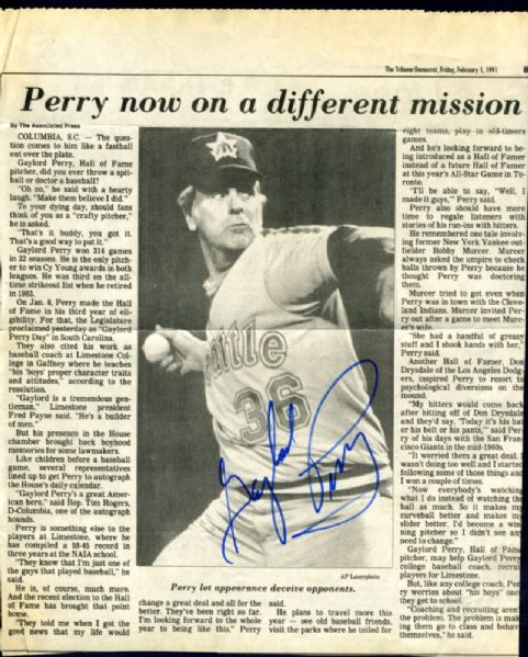 GAYLORD PERRY SIGNED NEWSPAPER PHOTO CLIPPING