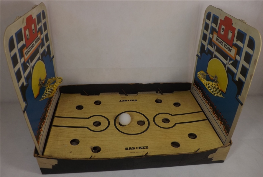 -- 1952 CADACO-ELLIS BAS-KET REAL BASKETBALL BOARD GAME